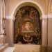 Alla destra del portale notiamo un antico affresco della Vergine inserito una nicchia. Si tratta dellunico frammento rimasto della cappella originaria: unedicola presso cui Giacomo si recava quotidianamente in preghiera
